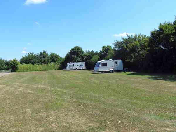 Emplacement pour tente ou pour caravane sur herbe avec électricité