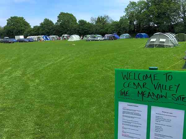 Emplacement pour tente ou camping-car (The Meadow) sur herbe sans électricité (familles non autorisées, maximum 6 mètres, réservé aux adultes)