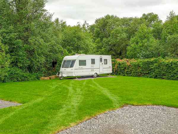 Emplacement pour tente ou pour caravane pliante sur herbe avec électricité optionnelle
