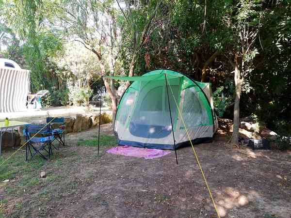 Piazzola tenda su erba con elettricità