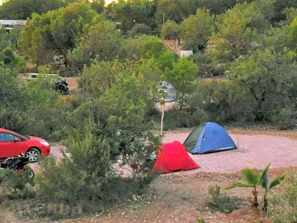 Parcel·la de terra sense electricitat per a tenda de campanya