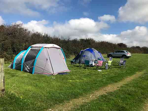 Emplacement pour tente ou pour caravane pliante sur herbe avec électricité