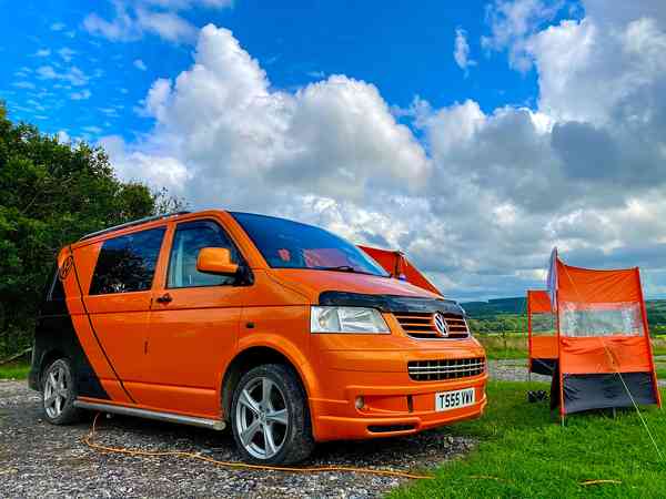 Piazzola roulotte/camper su terreno battuto e erba con elettricità