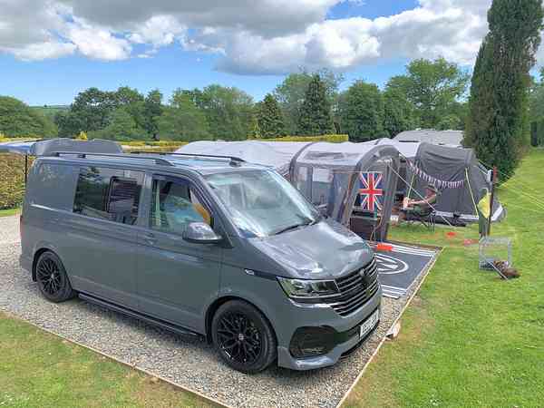Kiesbedeckter Wohnwagen-Stellplatz mit Stromanschluss