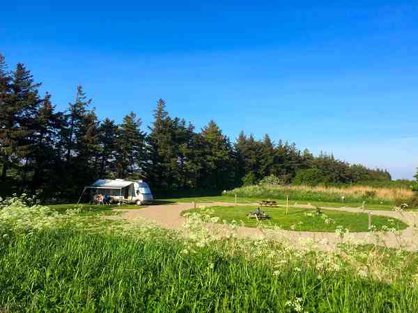 Emplacement pour camping-car sur sol dur et herbe avec électricité optionnelle