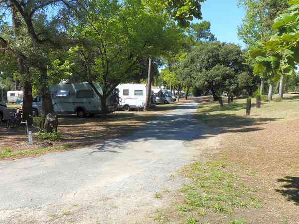 Lote para tenda de brita e areia com eletricidade opcional (motociclista, sem carros, sozinho)