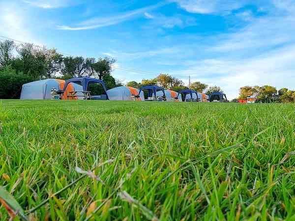 Emplacement sur herbe avec branchements d'eau, d'égout et d'électricité