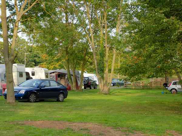 Parcela de césped sin electricidad para caravanas y autocaravanas