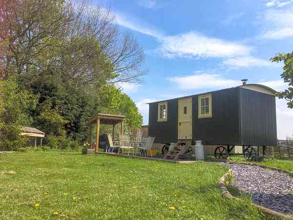Pond-view shepherd's hut