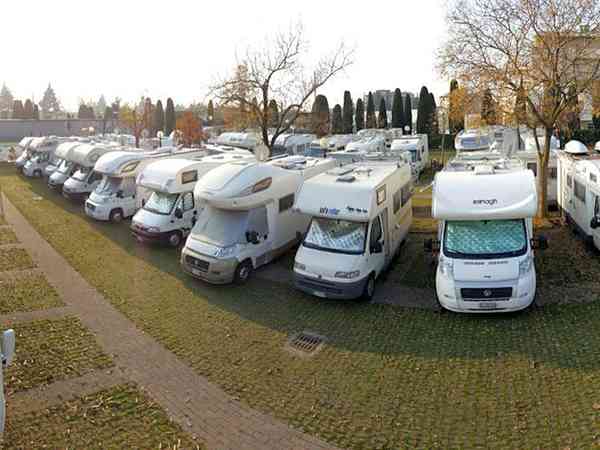 Emplacement pour autocaravane avec branchements d'eau, d'égout et d'électricité