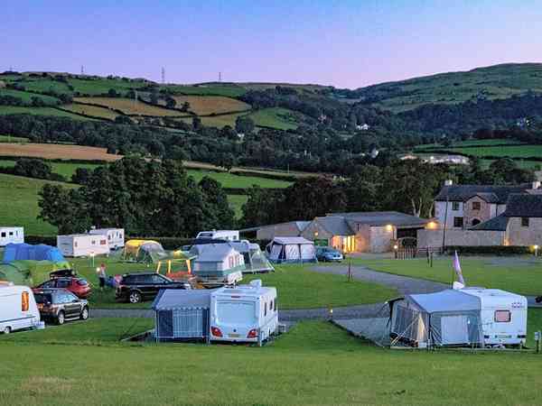 Emplacement pour véhicule de tourisme sur herbe et gravier avec électricité