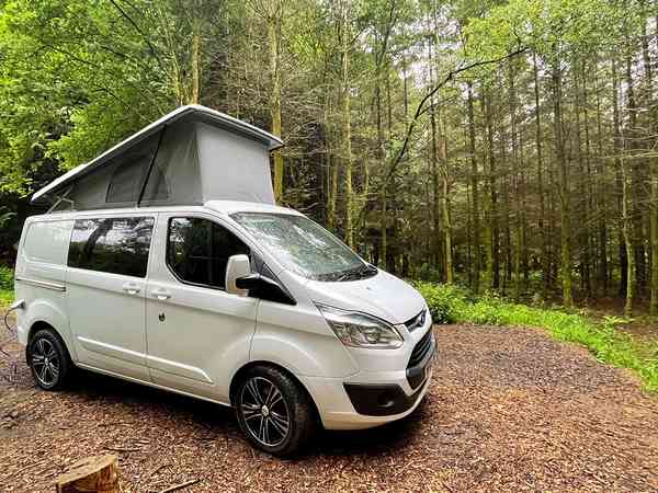Parcela sobre suelo de bosque sin electricidad cámper