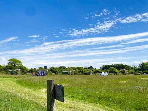 Grasbewachsener Camper-Van-Stellplatz ohne Stromanschluss