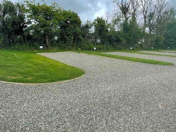 Emplacement pour camping-car sur gravier avec électricité