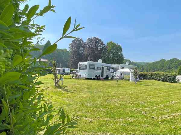 Emplacement pour autocaravane sur sol dur et herbe avec branchements d'eau, d'égout et d'électricité