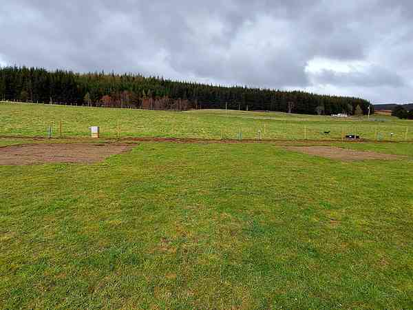 Plass for bobil på gressplen og jordunderlag , med strøm