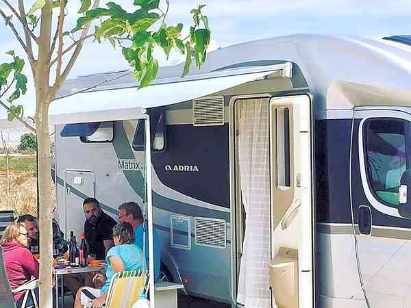 Staplaats voor caravan en camper op aarde , elektriciteit optioneel