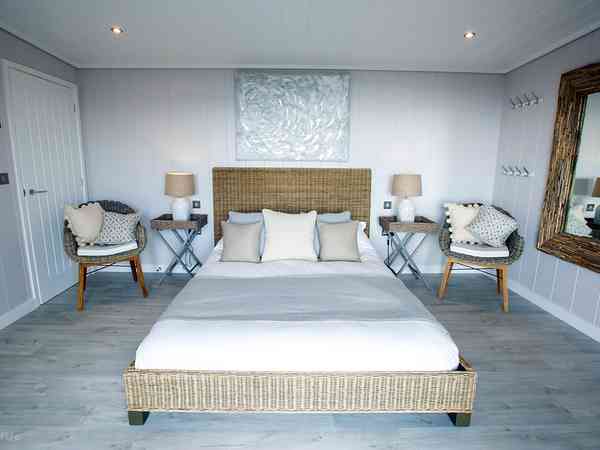 Hillside 1 bedroom cottage / chalet / bungalow (no pets)