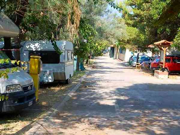 Emplacement pour autocaravane sur sol dur et herbe avec électricité optionnelle