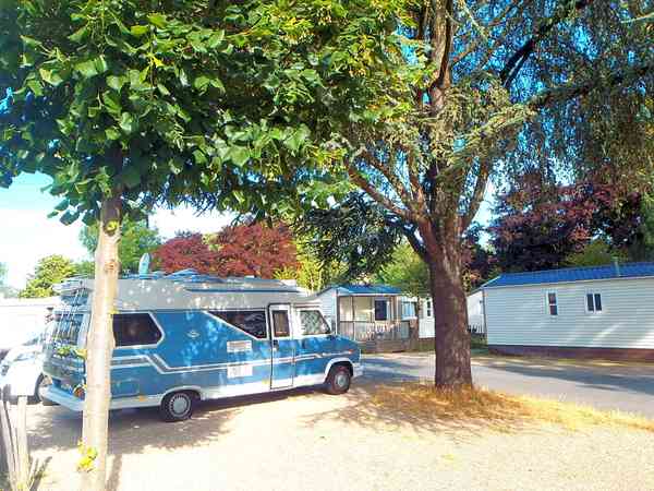 Fully-serviced hardstanding and grass touring pitch