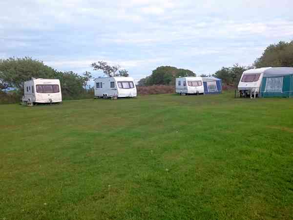 Emplacement pour tente ou autocaravane sur herbe sans électricité