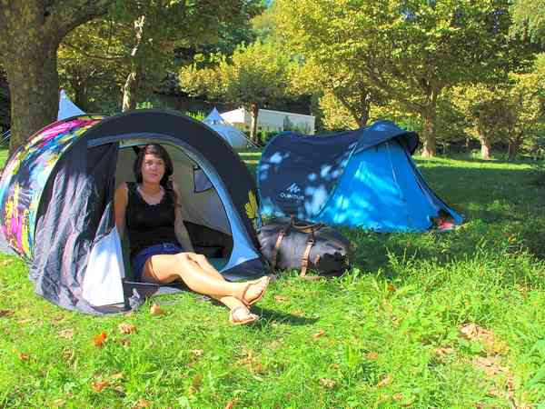 Piazzola tenda su erba e terra con elettricità facoltativa