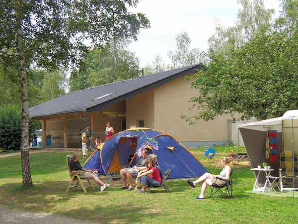 Emplacement pour tente, pour caravane pliante ou pour caravane sur herbe sans électricité