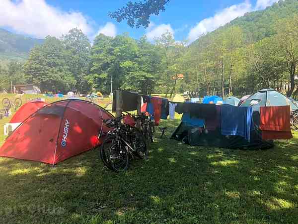Emplacement pour caravane pliante ou pour caravane sur herbe et sur sol en terre avec électricité optionnelle