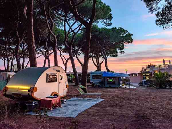 Piazzola tenda, carrello tenda o roulotte su erba e terra con elettricità