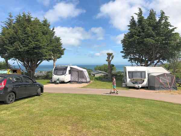 Plass for campingvogn på gressplen og grus full service (premium)