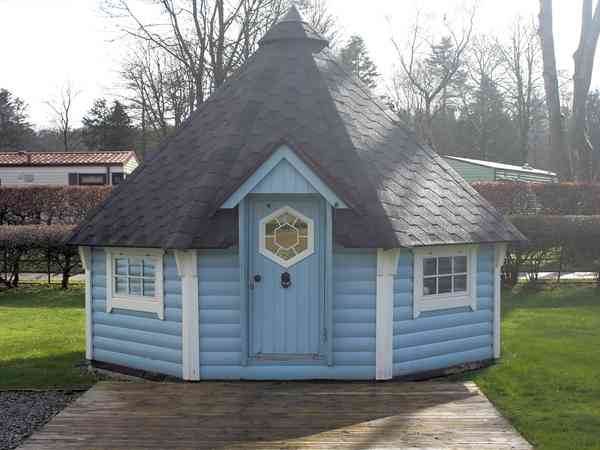 Cute camping hut with private deck Cute camping hut with private deck
