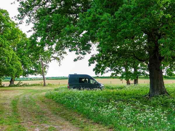 Emplacement pour véhicule de tourisme sur herbe et sur sol en terre sans électricité (sauvage)