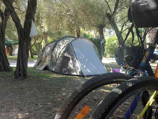 Θέση σε γρασίδι και χώμα με ρεύμα (μεγάλο)