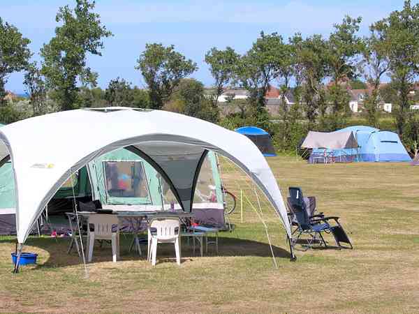 Op gras staplaats voor een tent of voor vouwwagen zonder elektriciteit