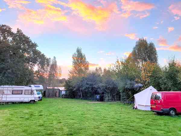 Staplaats voor caravan en camper op gras zonder elektriciteit