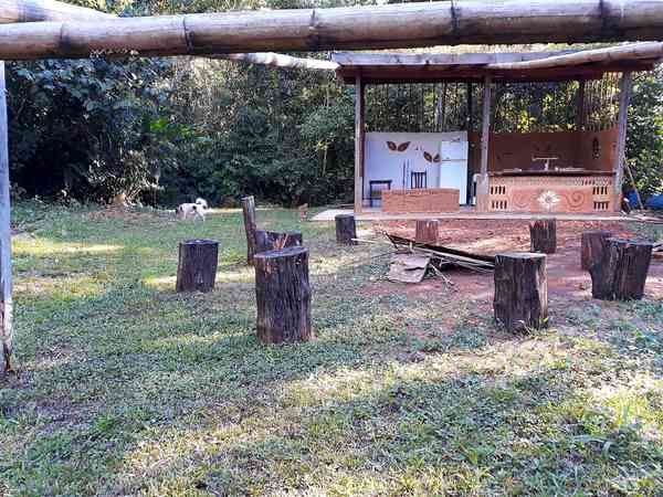 Emplacement sur herbe et sur sol en terre sans électricité