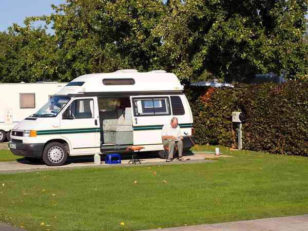 Plass for telt eller for tilhengertelt på gressplen full service