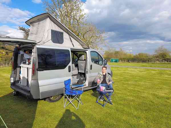 Emplacement sur herbe avec électricité