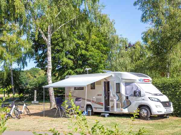 Emplacement sur herbe avec électricité