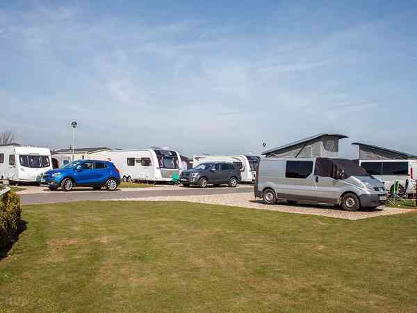 Kiesbedeckter Wohnwagen-Stellplatz Lower area voll ausgestattet (super)
