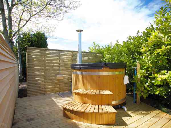 Lochview Hideout microlodge (hot tub)