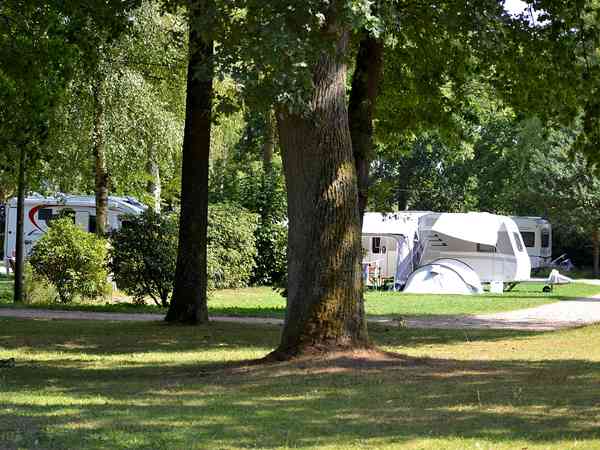 Emplacement sur sol dur et herbe avec branchements d'eau, d'égout et d'électricité