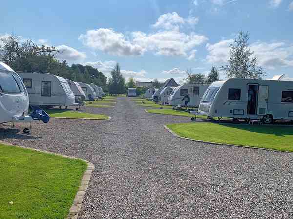 Emplacement pour caravane sur sol dur et herbe avec électricité optionnelle
