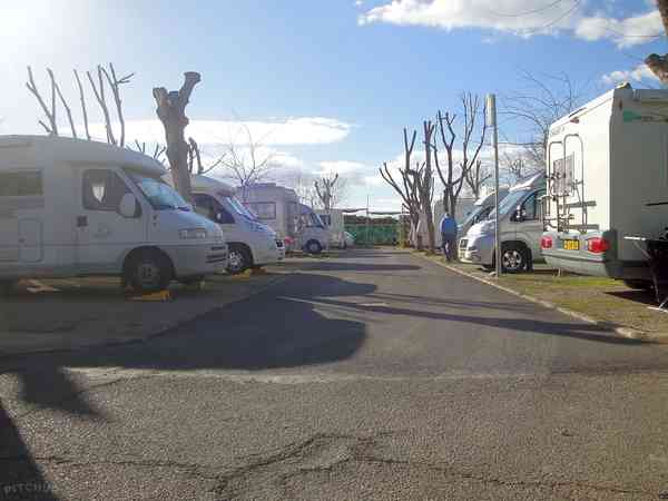 Op grind staplaats voor camper , elektriciteit optioneel
