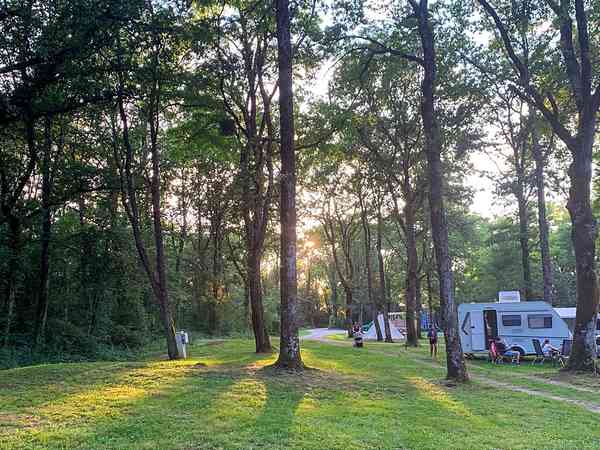 Emplacement sur sol dur et herbe avec électricité optionnelle