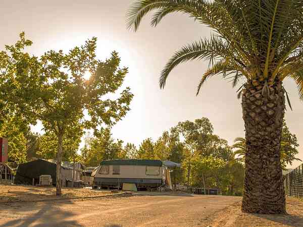 Parcela de tierra con electricidad opcional para caravana