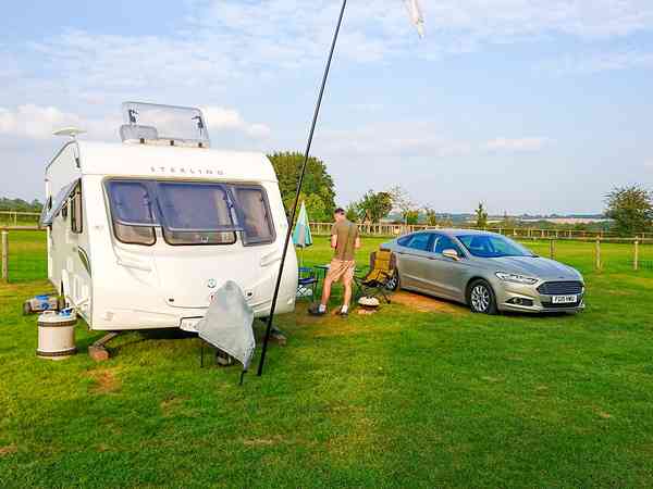Emplacement pour véhicule de tourisme sur herbe avec électricité