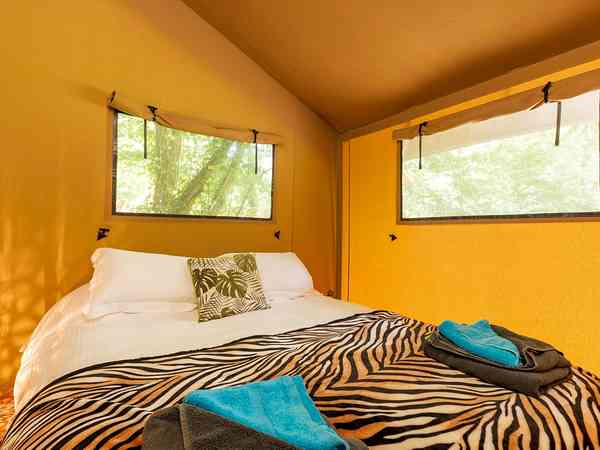 Tente safari 1 chambre (2 adultes et 1 enfant)