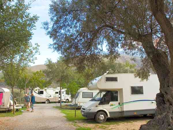 Parcela de césped con electricidad opcional para autocaravana