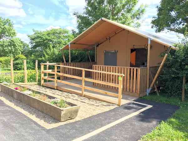Tente safari 1 chambre (adapté aux personnes à mobilité réduite)